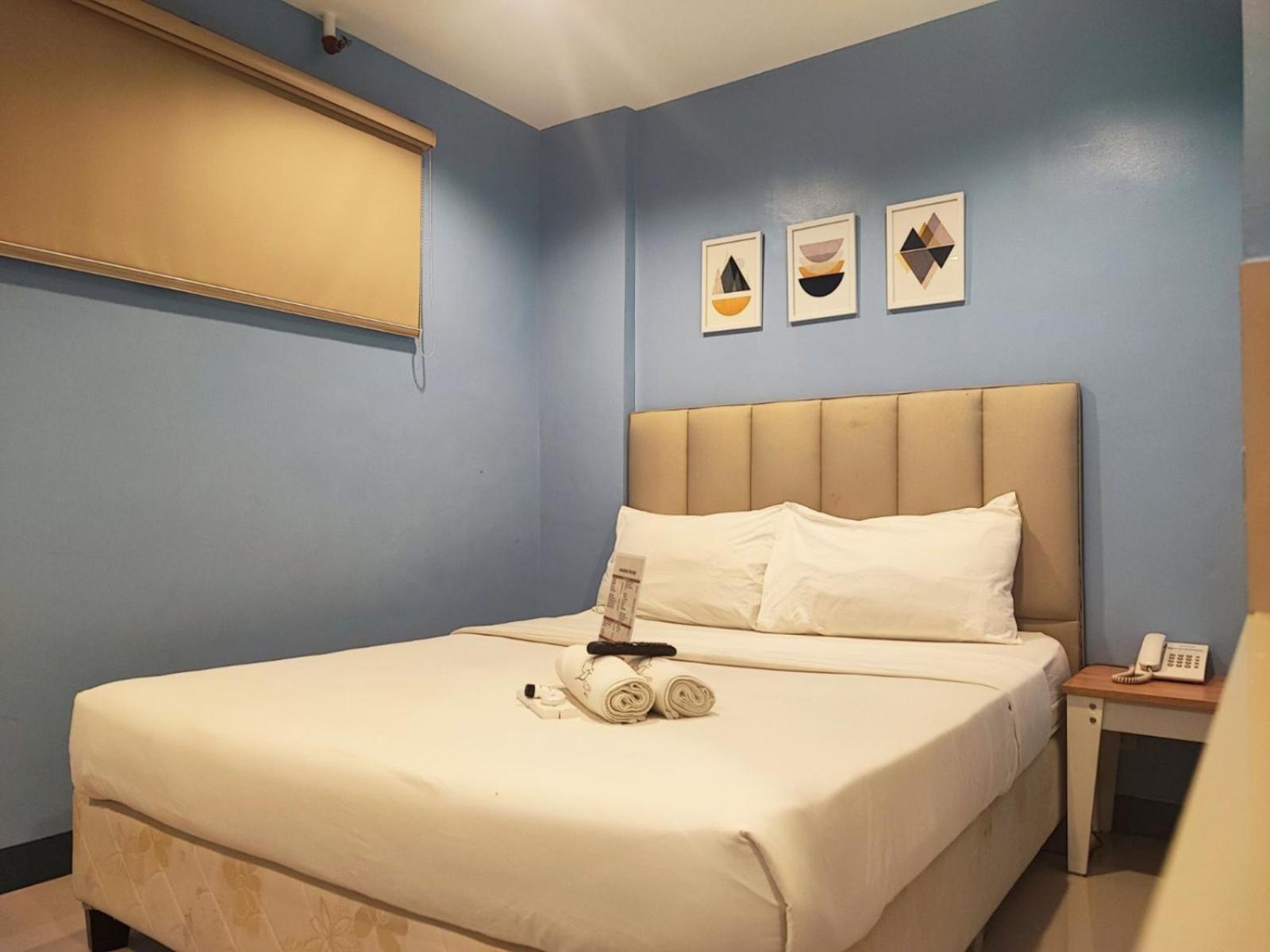 Glory Cubao Hotel 2*